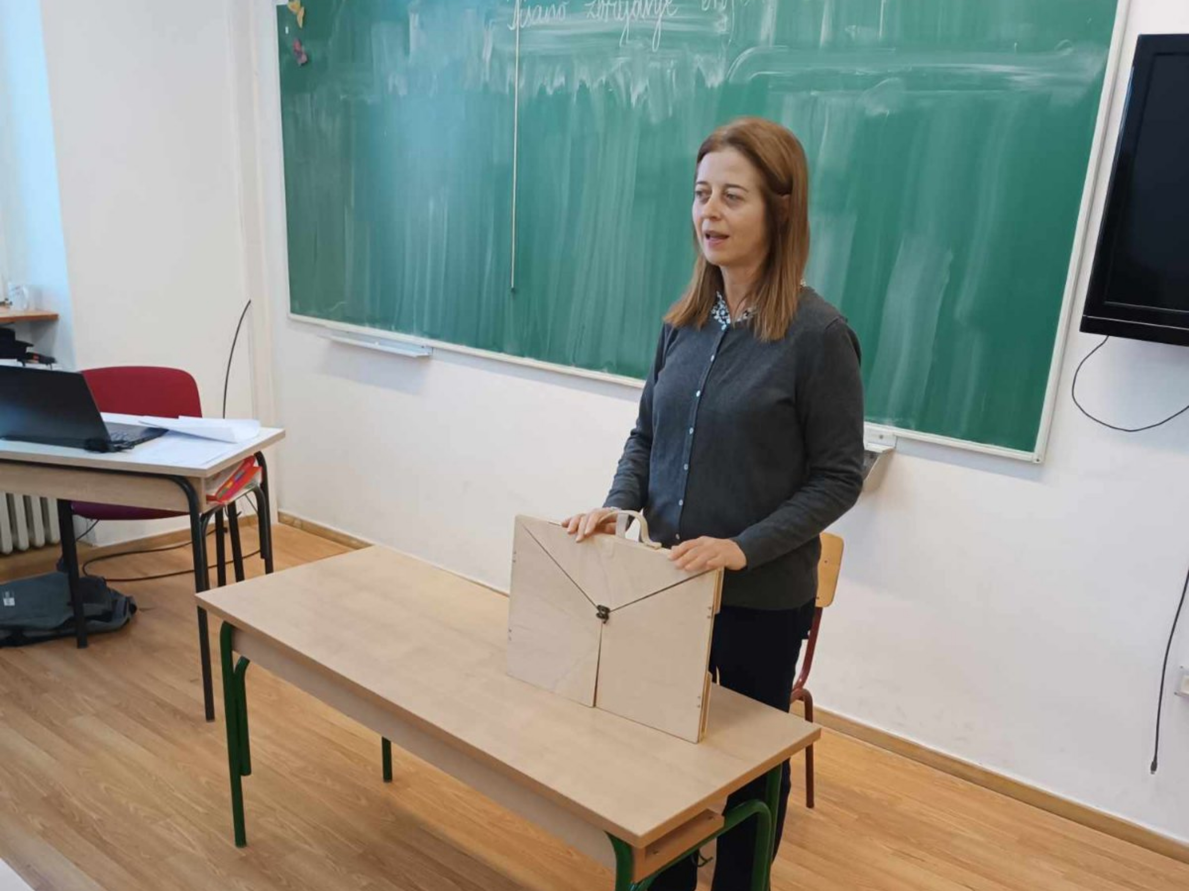 Knjižničarka upoznala učenike škole u Ližnjanu s ''papirnatim kazalištem''